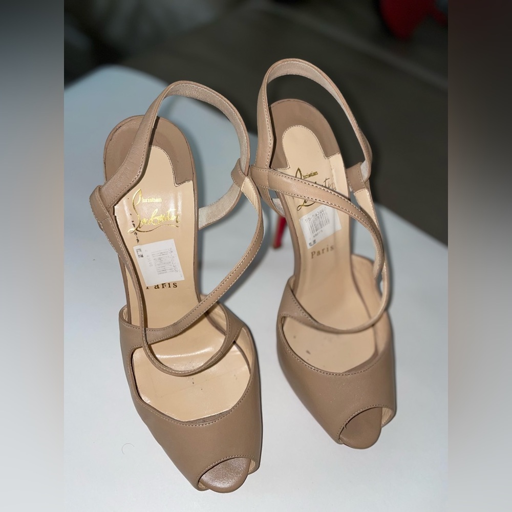 CHRISTIAN LOUBOUTIN
Kid Cross Street 120 Sandals Dune size 40.5 or 10 US
